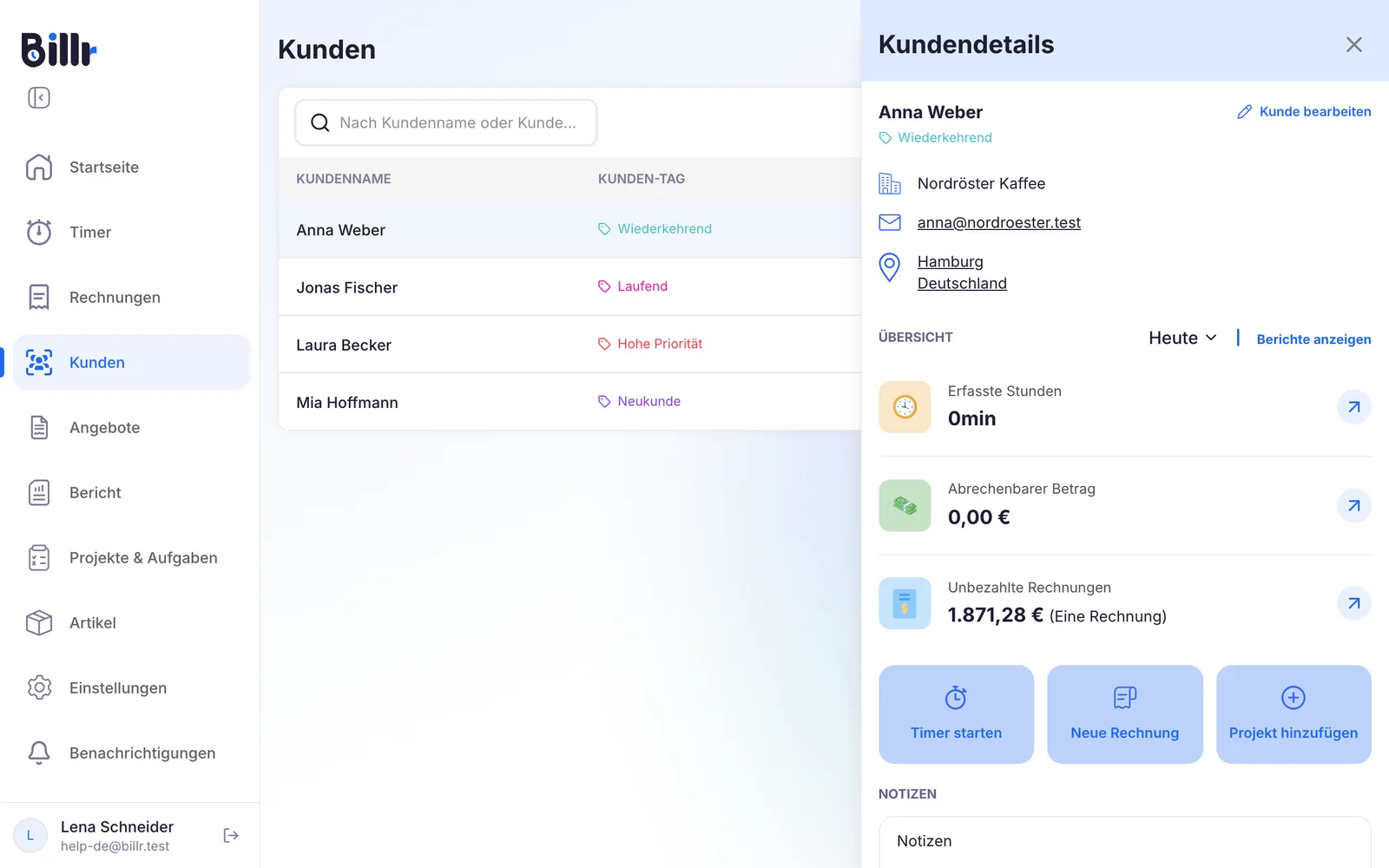 Das Feld mit den Kundendetails neben der Kundenliste, mit der Übersicht über Stunden, abrechenbaren Betrag und unbezahlte Rechnungen