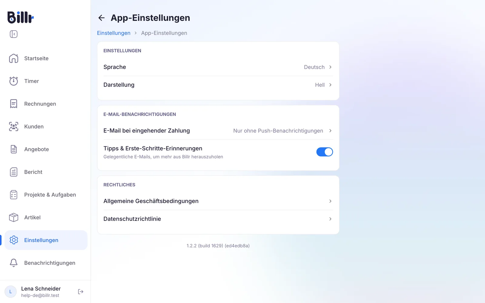 Der Bildschirm App-Einstellungen, mit Sprache, Darstellung und E-Mail-Benachrichtigungen