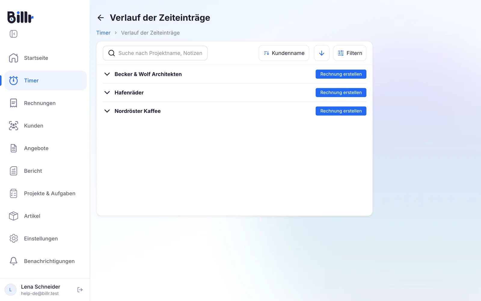 Verlauf der Zeiteinträge, mit Zeiteinträgen nach Kunde gruppiert und einem Knopf Rechnung erstellen neben jedem Kunden