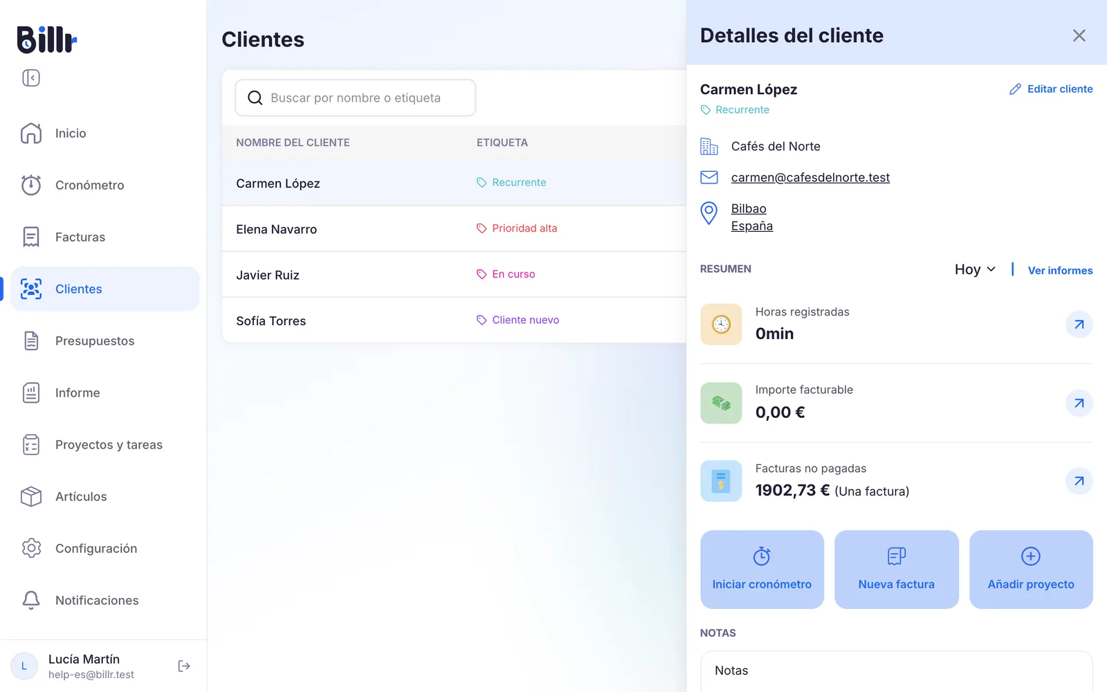 El panel con los detalles del cliente junto a la lista de clientes, con el resumen de horas, el importe facturable y las facturas no pagadas