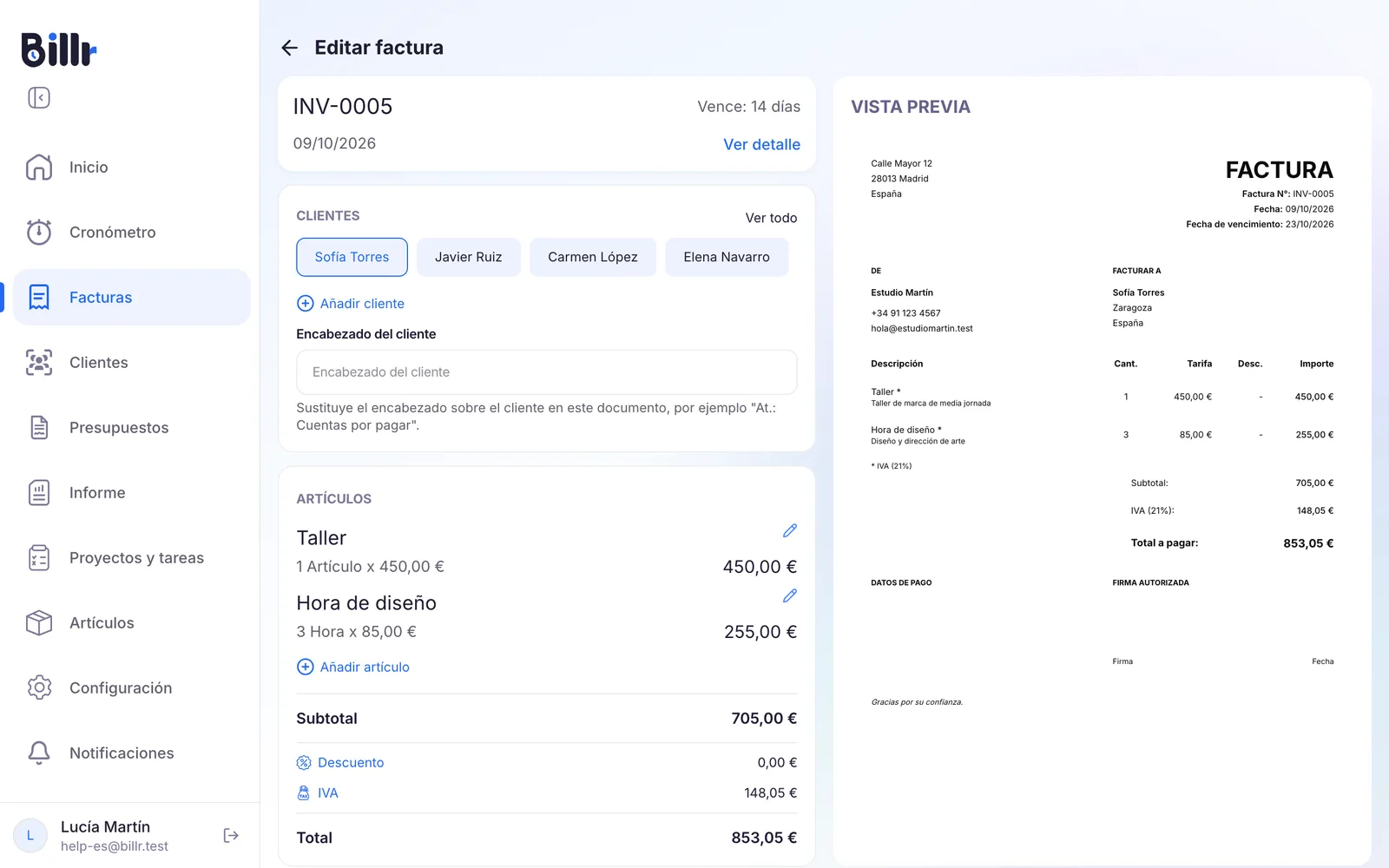 Una factura en borrador con dos líneas y la vista previa del PDF a la derecha