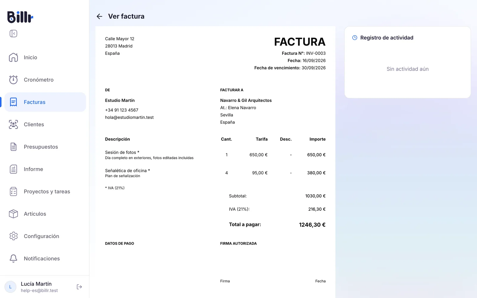 Una factura enviada, con el registro de actividad a la derecha