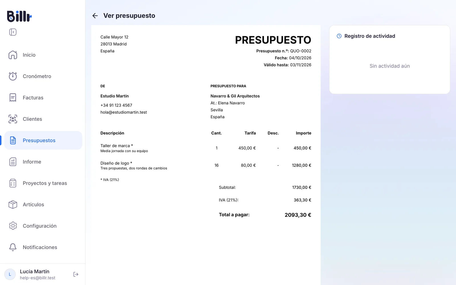 Un presupuesto en Billr tal como lo ve tu cliente, con las líneas, el impuesto y el total, y el registro de actividad a la derecha