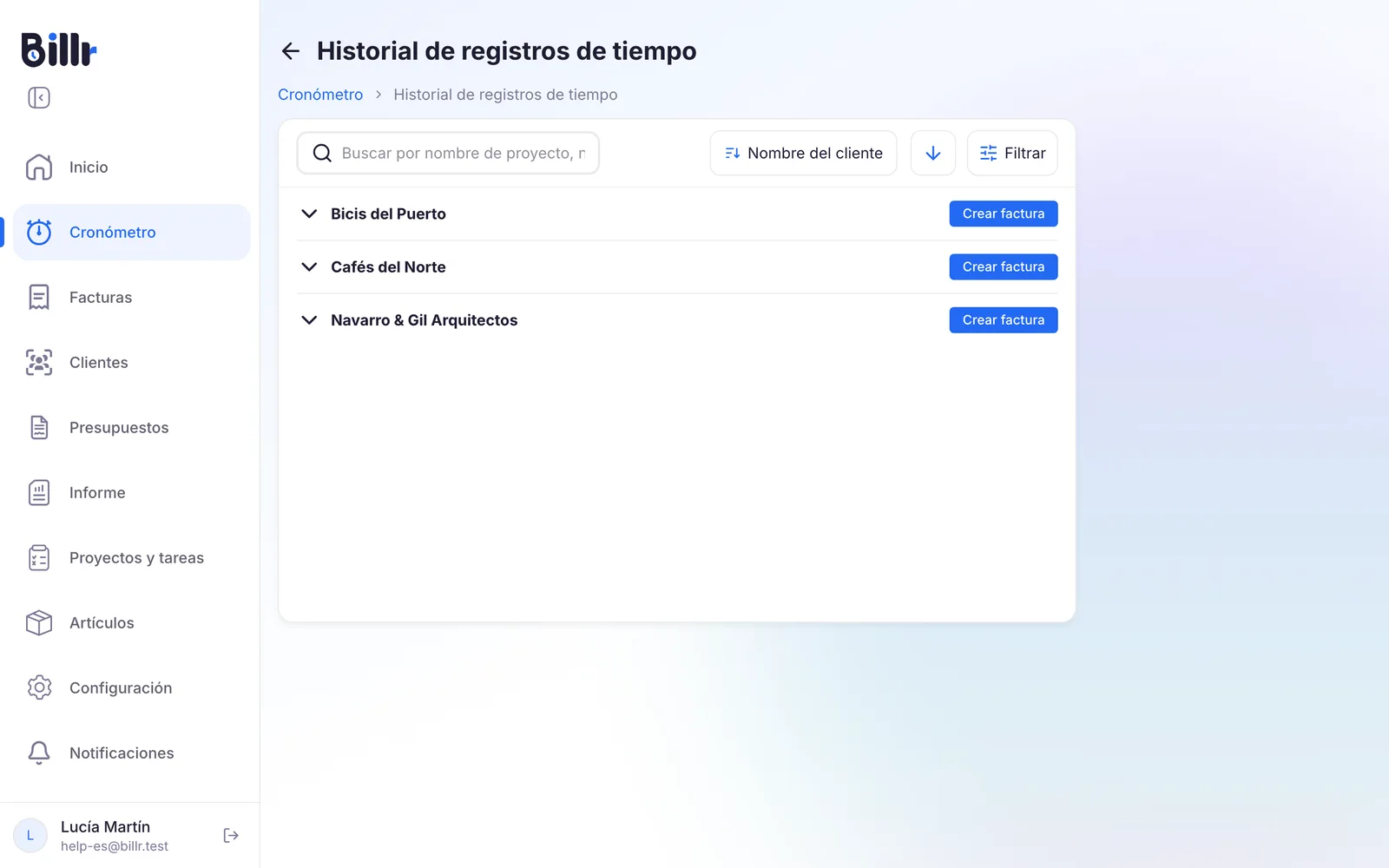Registros de tiempo agrupados por cliente, cada cliente con un botón Crear factura