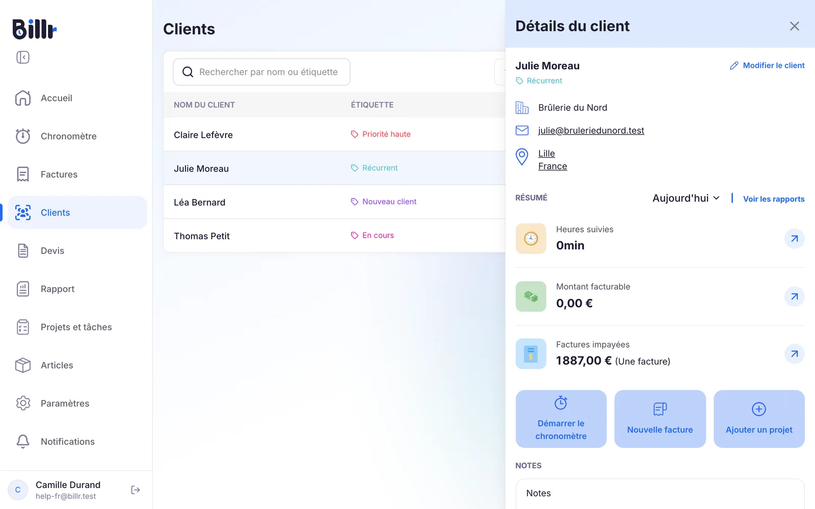 Le panneau du client à côté de la liste des clients, avec le résumé des heures, du montant facturable et des factures impayées