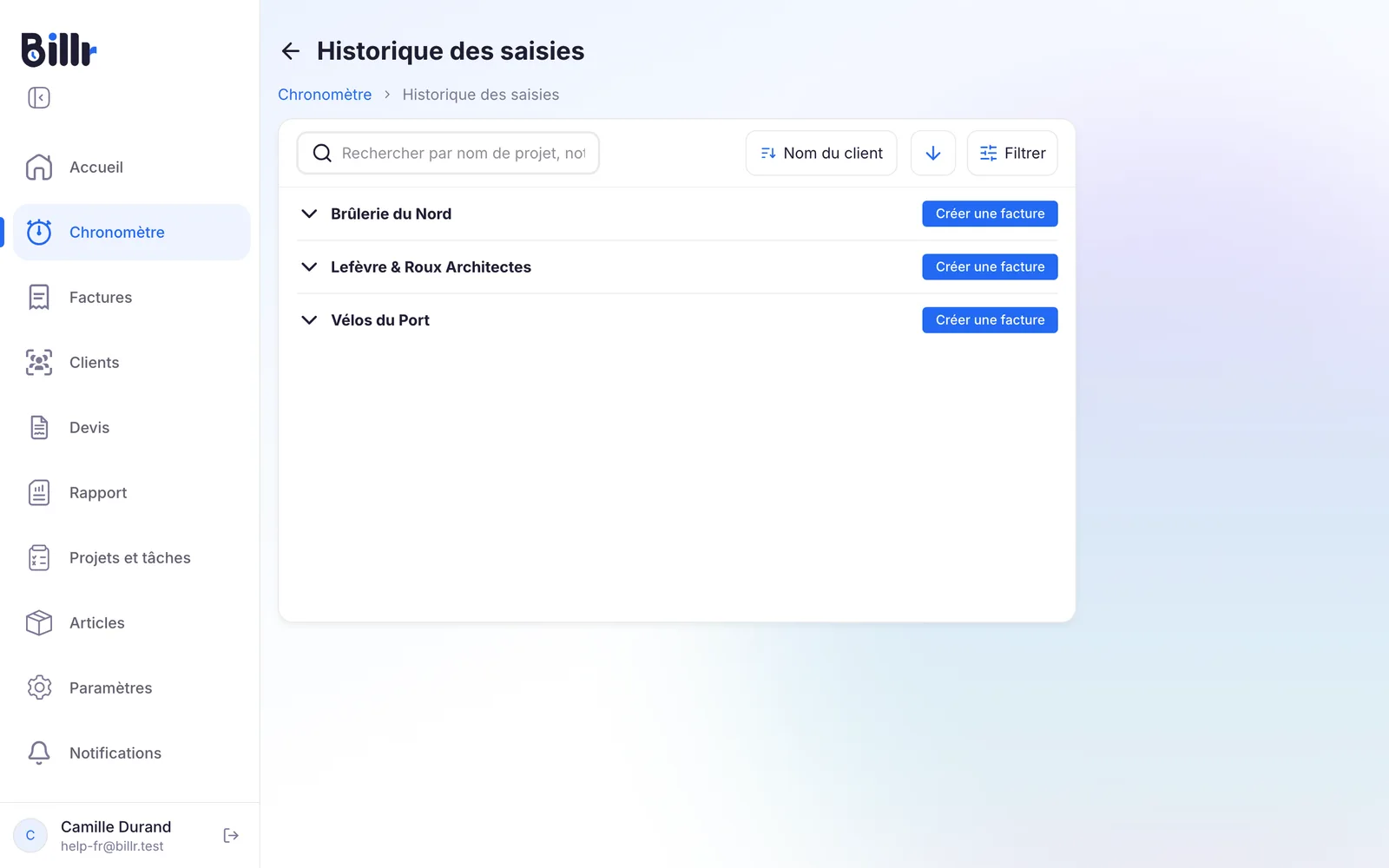 Les saisies de temps regroupées par client, chaque client avec un bouton Créer une facture
