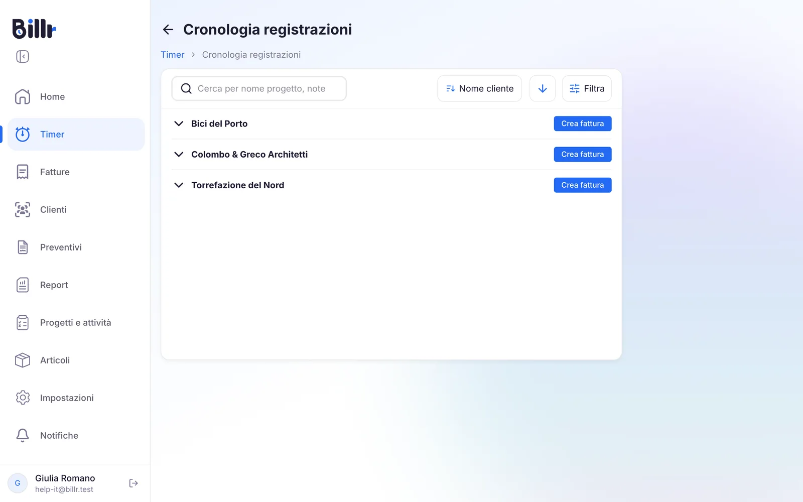 Registrazioni di tempo raggruppate per cliente, ogni cliente con un tasto Crea fattura