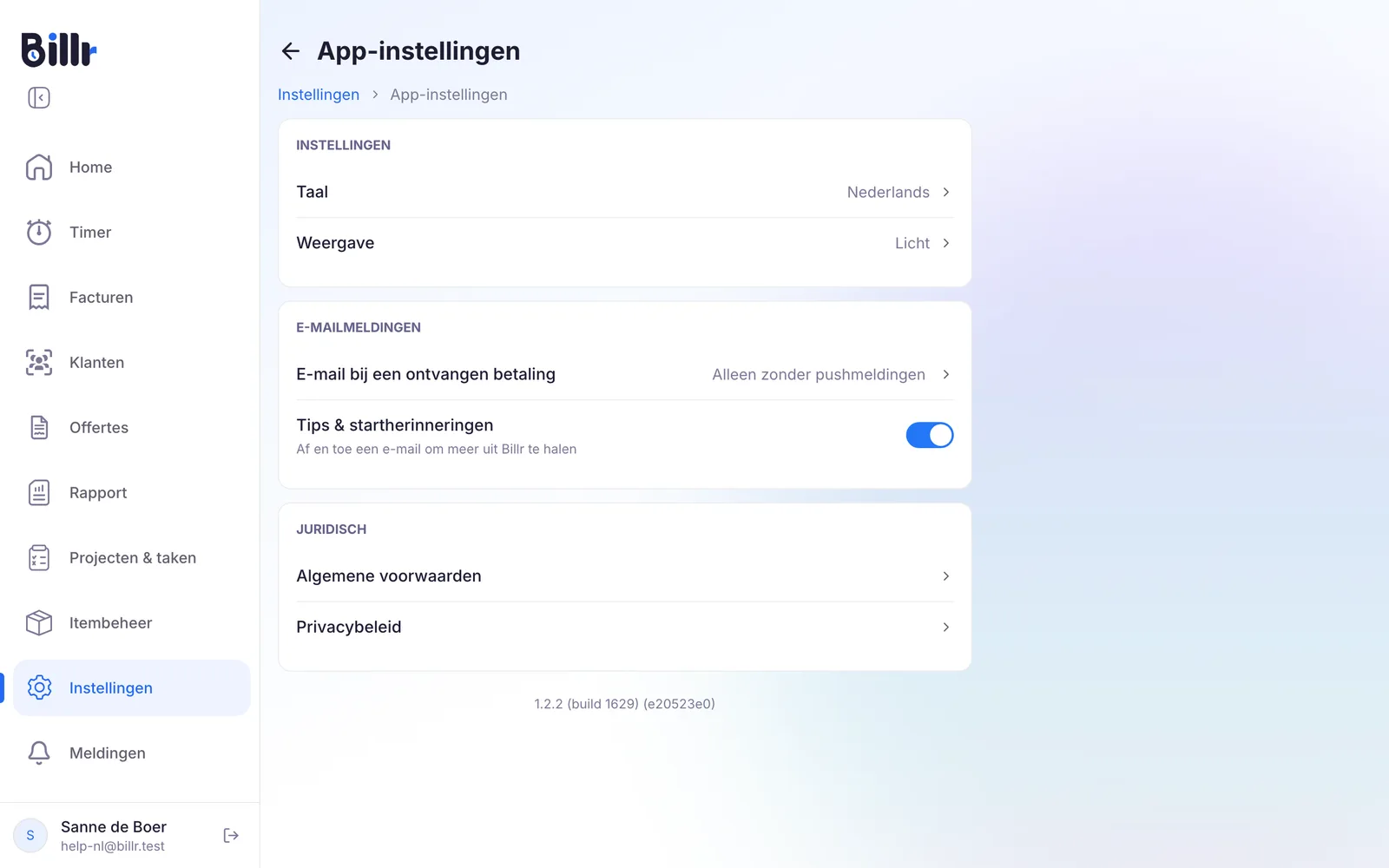 Het scherm App-instellingen, met de taal, de weergave en de e-mailmeldingen