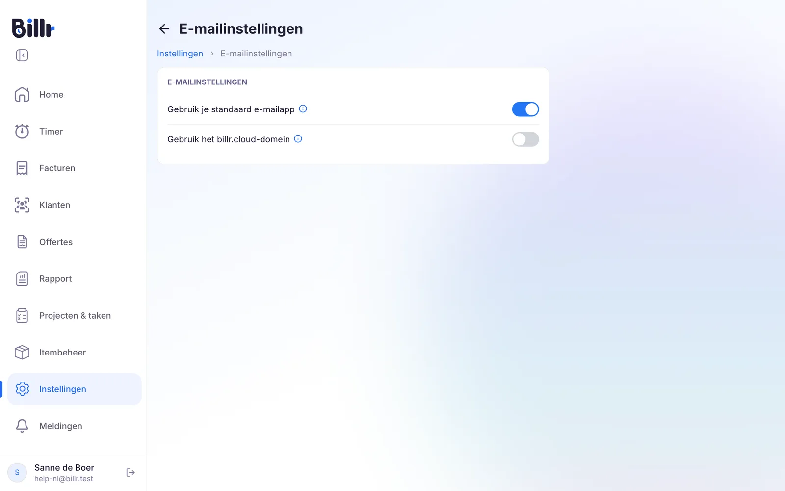 Het scherm E-mailinstellingen met de keuze tussen je standaard e-mailapp en het billr.cloud-domein