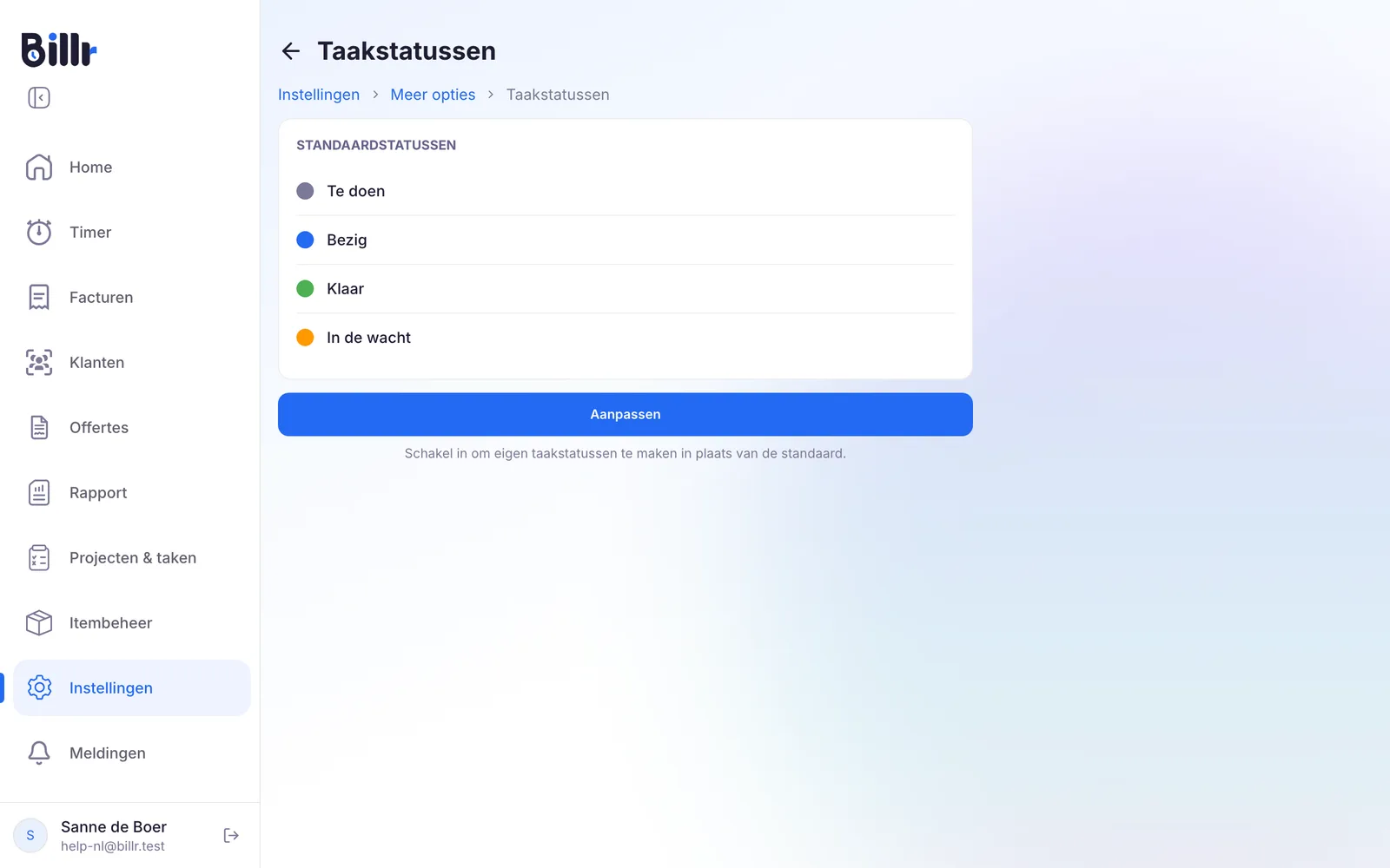 Het scherm Taakstatussen, met de vier standaardstatussen en de knop Aanpassen