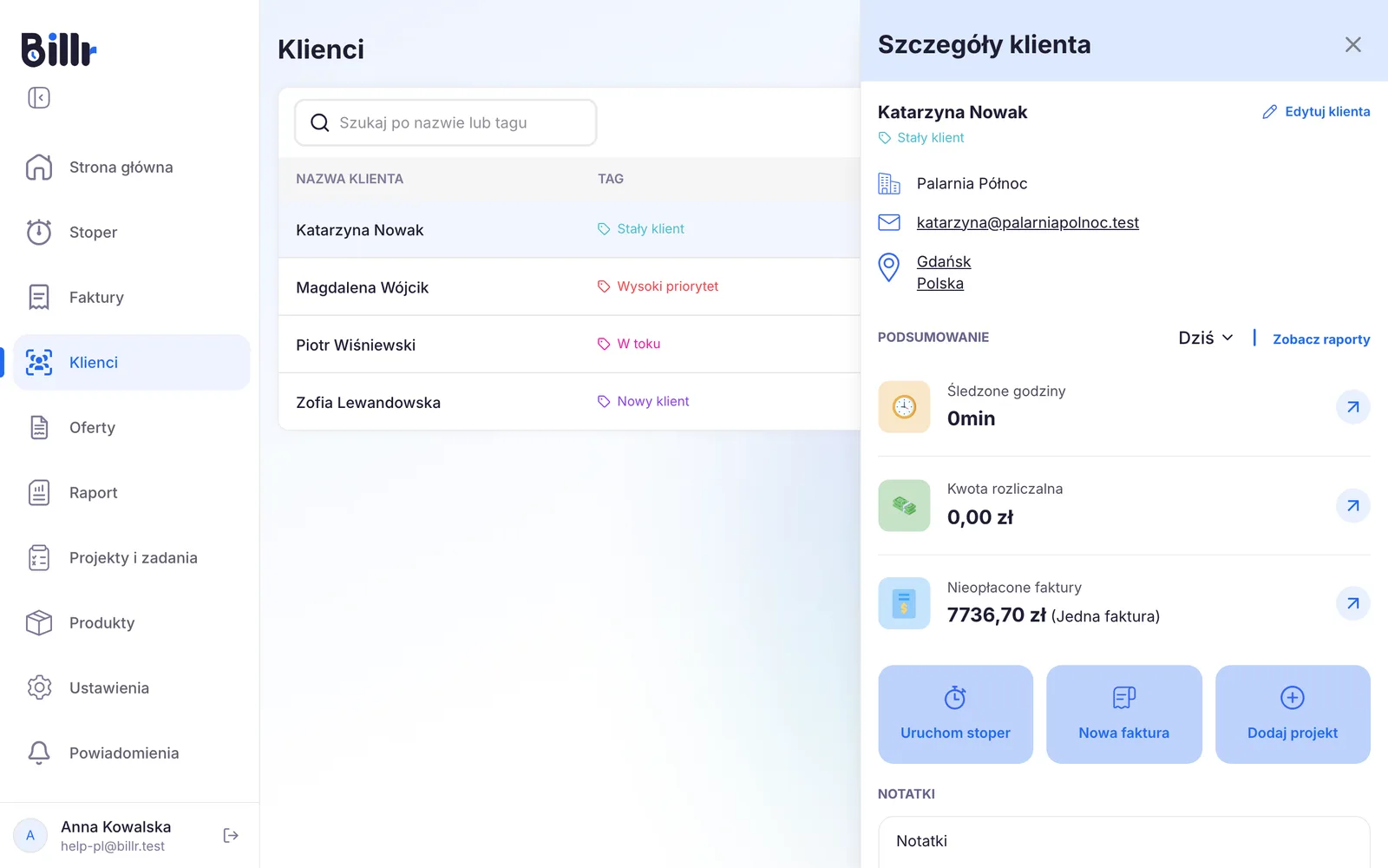 Panel szczegółów klienta obok listy klientów, z podsumowaniem godzin, kwoty rozliczalnej i nieopłaconych faktur