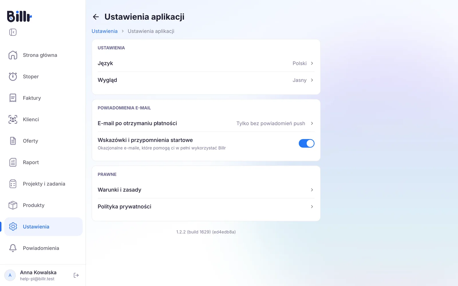 Ekran Ustawienia aplikacji, z językiem, wyglądem i powiadomieniami e-mail
