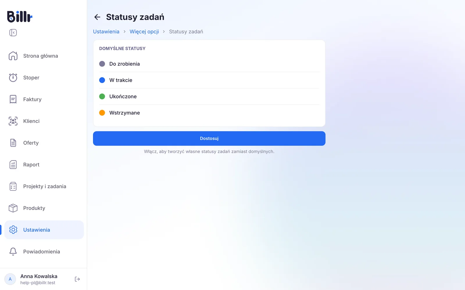 Ekran Statusy zadań, z czterema domyślnymi statusami i przyciskiem Dostosuj