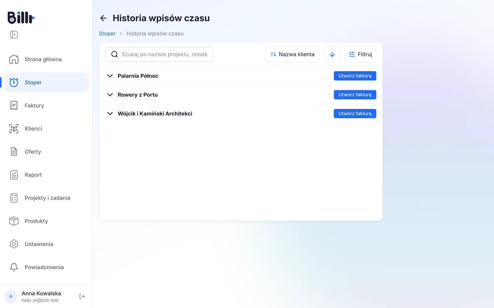 Wpisy czasu pogrupowane według klienta, każdy klient z przyciskiem Utwórz fakturę