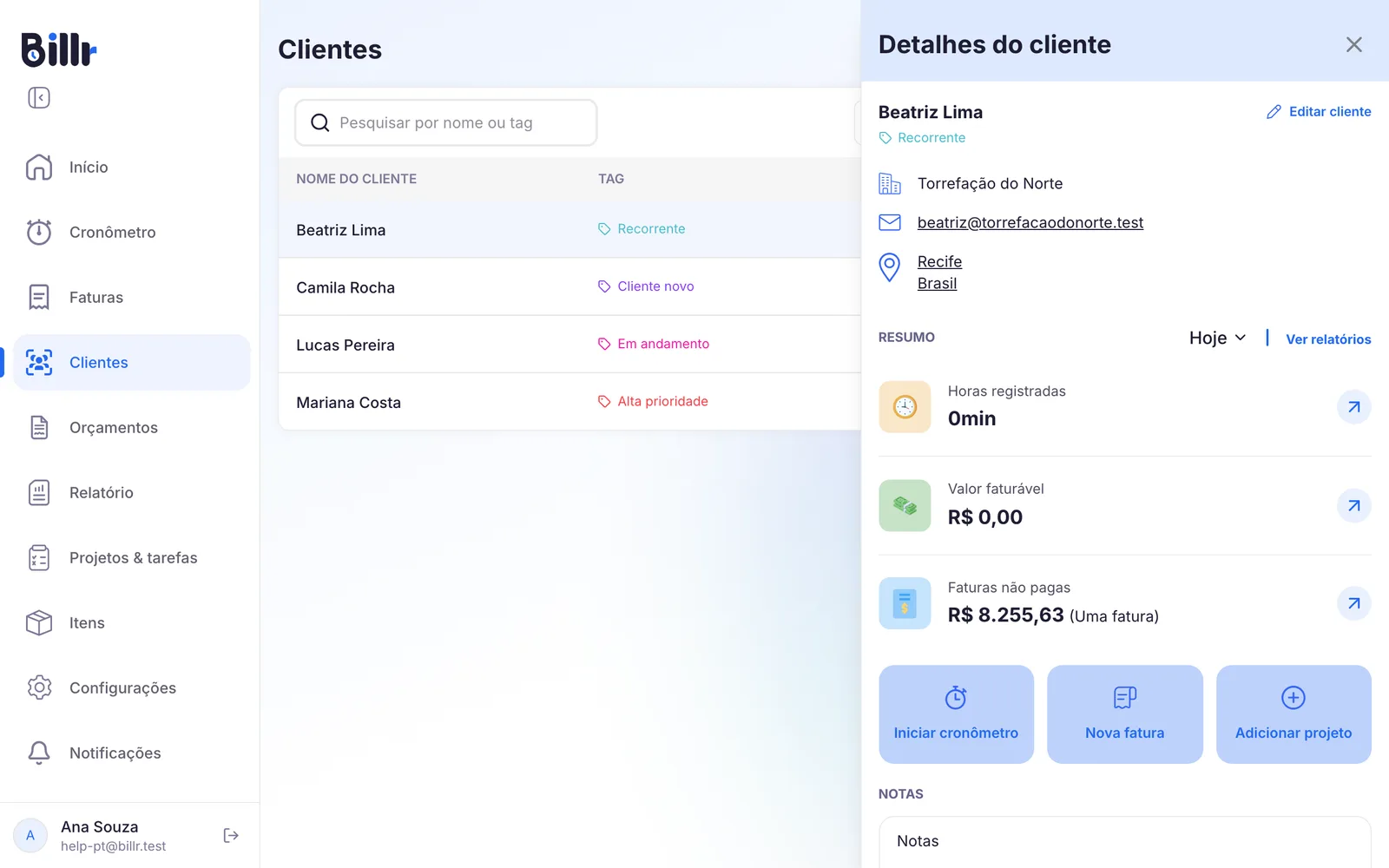 Os detalhes do cliente ao lado da lista de clientes, com o resumo das horas, do valor faturável e das faturas não pagas