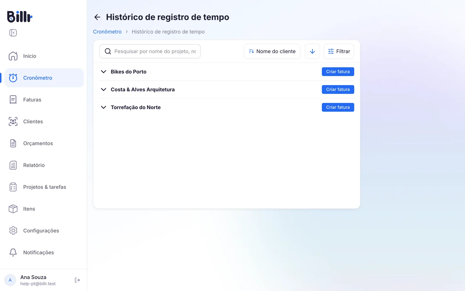 Registros de tempo agrupados por cliente, cada cliente com um botão Criar fatura