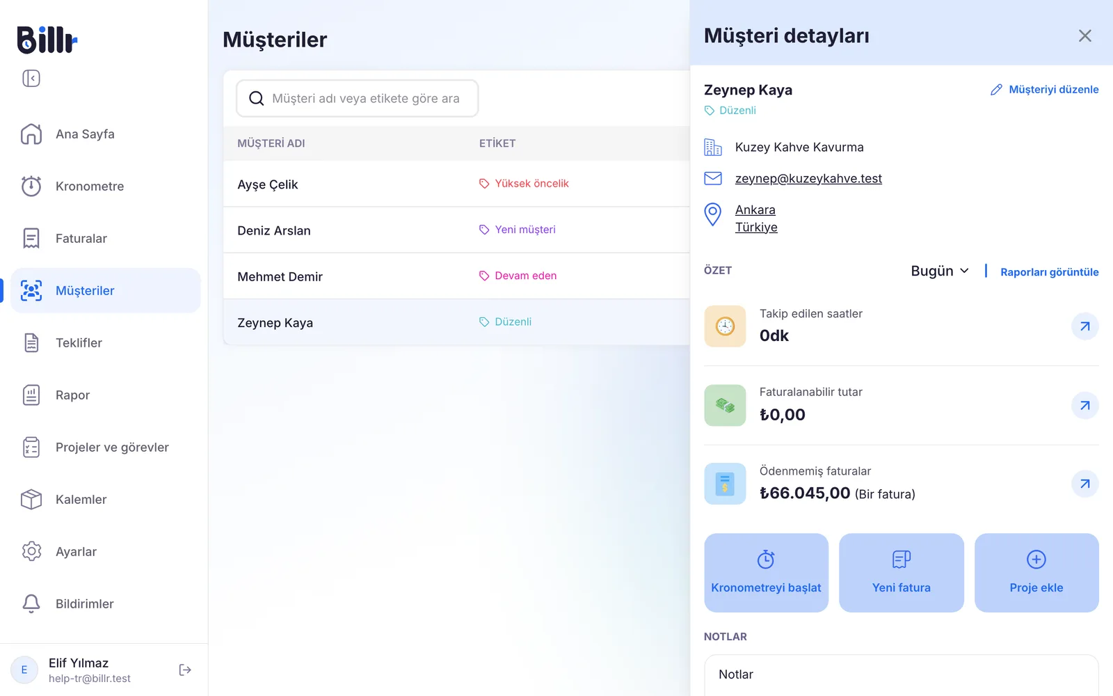 Müşteri listesinin yanındaki müşteri ayrıntıları paneli; saatlerin, faturalanabilir tutarın ve ödenmemiş faturaların özeti