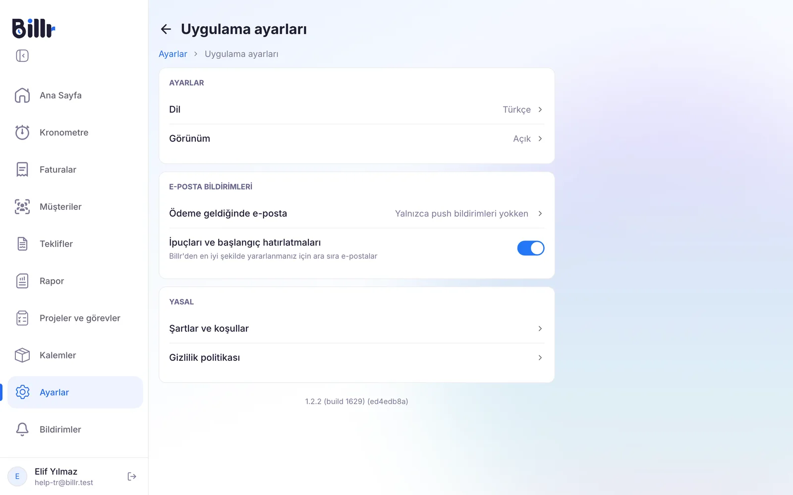 Dil, görünüm ve e-posta bildirimleriyle Uygulama ayarları ekranı