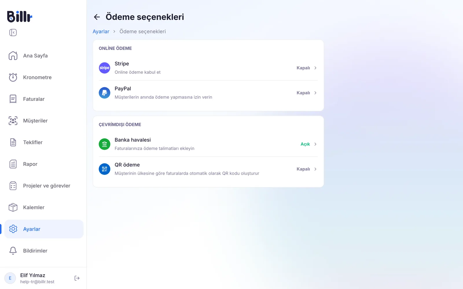 Billr'deki Ödeme seçenekleri ekranı; online ödeme altında Stripe ve PayPal, çevrimdışı ödeme altında Banka havalesi ve QR ödeme