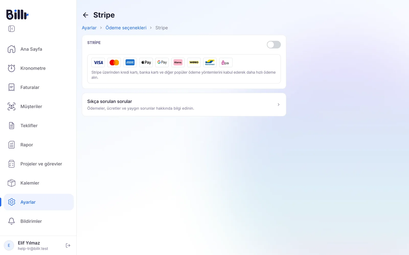 Kurulumu başlatan anahtar ve Stripe'ın sunduğu ödeme yöntemleriyle Stripe ekranı
