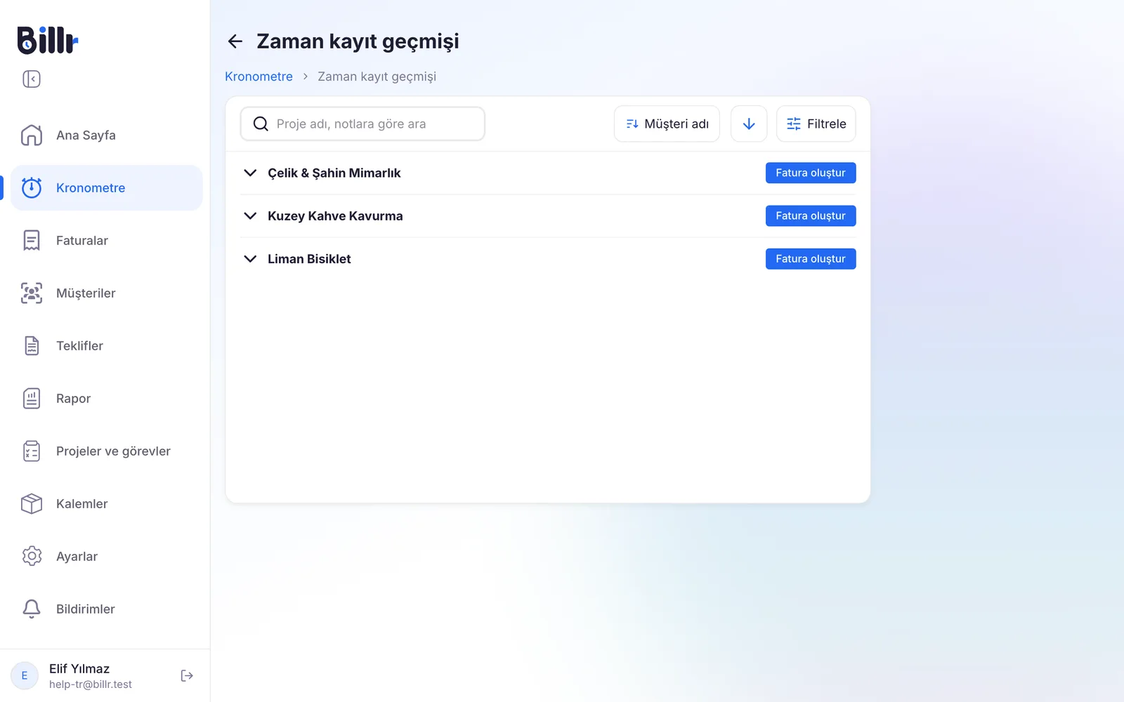 Müşteriye göre gruplanmış zaman kayıtları, her müşteride bir Fatura oluştur düğmesi